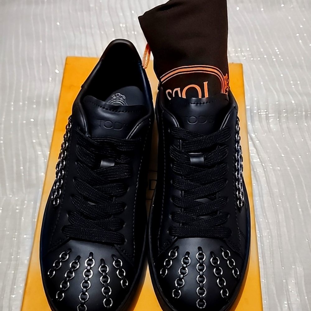 Tod's women's chained sneakers in black. These cuties can be dressed up or down.